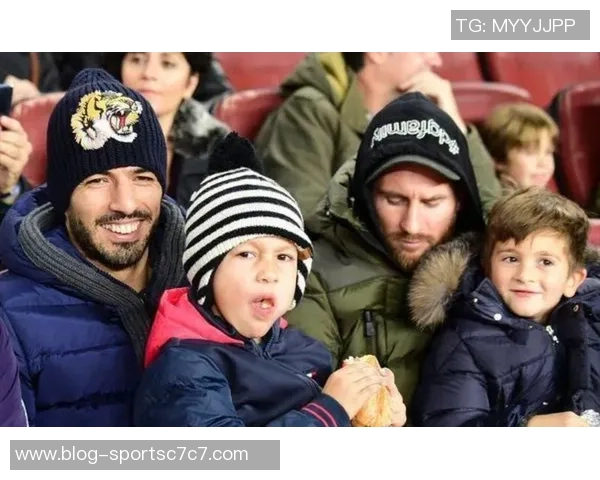 梅西苏亚雷斯德保罗热身时与印度官员亲密互动传球乐趣无限 梅西苏亚雷斯德保罗热身时与印度官员亲密互动传球乐趣无限