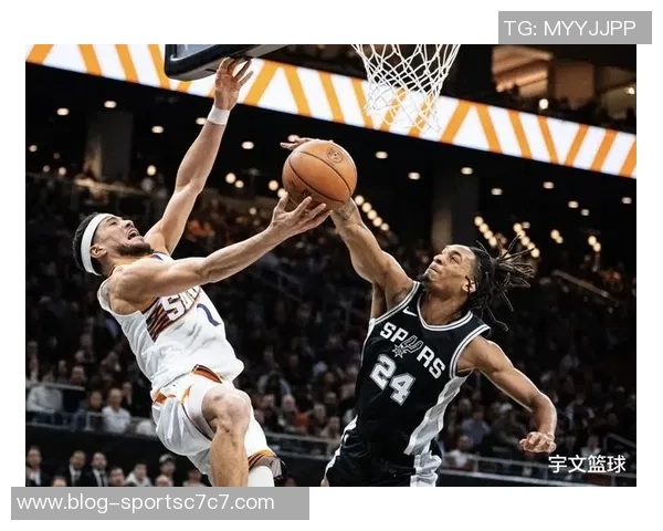 德克萨斯大学橄榄球队成员观战马刺星三代曼宁与文班合影互换球衣精彩瞬间 德克萨斯大学橄榄球队成员观战马刺星三代曼宁与文班合影互换球衣精彩瞬间